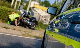 Porsche und Motorrad kollidieren bei Angersbach - Kradfahrer schwer verletzt