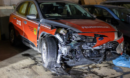 Feuerwehrauto kracht in Auto: Zwei Menschen in Klinik