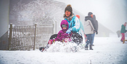 Viel los auf der Wasserkuppe: Wintersportler nutzen den ersten Schnee