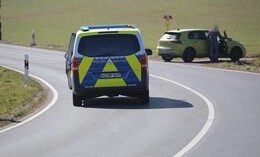Pkw versucht zu wenden: 19-jähriger Kradfahrer kracht in Auto