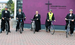 Mit dem Fahrrad zum Open-Air Gottesdienst am Bonhoefferhaus