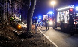 Dramatischer Unfall bei Nacht: VW kommt von Straße ab und prallt gegen Baum