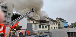 Fachwerkhaus gerät in Brand: Feuerwehrmann rettet die Nachbarn