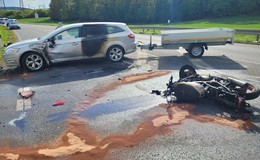 Auf der B27: Motorrad nach Zusammenprall mit Fahrzeug in Brand geraten