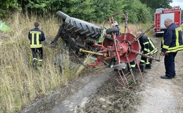 Schrecksekunde für Landwirt: Traktor rollt los und landet im Graben