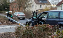 Auto crasht in Ampel, 44-jährige Fahrerin zum Glück bloß leicht verletzt