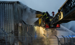 Großbrand in Gefahrgutlager: 150 Einsatzkräfte bei Schneetreiben