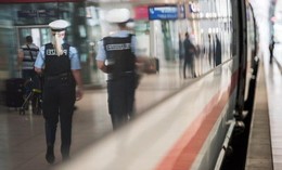 Reisende im ICE nach Fulda geht nach Streit auf Zugbegleiterin los