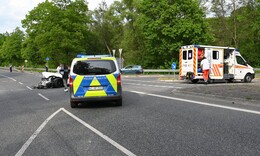 Jaguar und Opel kollidieren auf der Kreuzung - Drei Personen leicht verletzt