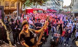 Morgen kehrt das Altstadtfest im Bermudadreieck mit Live-Musik zurück!