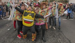 Rund 1.000 Teilnehmer gestalten fantasievollen Karnevalsumzug