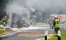 Mit E-Autos beladener Lkw brennt an der A7 - Hoher Sachschaden