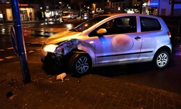 Im Kreuzungsbereich: Döner-Lieferant kracht in Laterne - Fahrer leicht verletzt