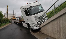 The truck hits the parking brake of the bridge boom is not applied?