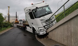 Lkw kracht gegen Brückenausleger- Feststellbremse nicht betätigt?