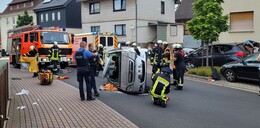 Opel-Fahrerin kollidiert mit parkendem Fahrzeug und landet auf der Seite