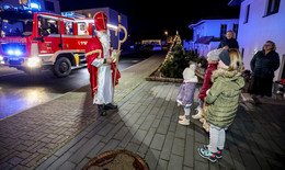 Feuerwehrauto statt Rentierschlitten: Nikolaus beschenkt über 200 Kinder