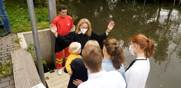 Taufe unter freiem Himmel: Zehn Kinder in der Fulda getauft