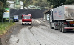 In Seiferts: Muldenkipper stürzt 14 Meter tiefe Böschung herab