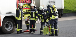 Lkw- Sattel Auflieger brennt: Lösch-und Rettungseinsatz mit zwei Verletzten