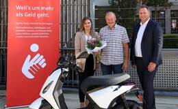 Sparkassenkunde gewinnt Piaggio E-Roller aus Zweckertrag