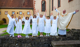 Weißer Sonntag -  Erstkommunion für zahlreiche Jungen und Mädchen