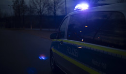 Schlafender Lkw-Fahrer geweckt: Drei unbekannte Täter klauen Ladung