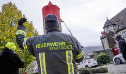 Feuerwehr verhüllt den Hinterturm zur größten Weihnachtskerze der Welt
