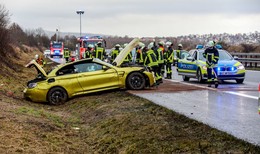 BMW überschlägt sich auf A66 - Zwei Leichtverletzte und 70.000 Euro Schaden