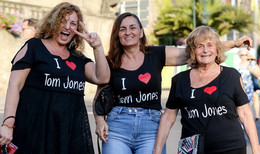 "Mr. Sexbomb" auf dem Domplatz: Tom Jones feiert seinen 80. Geburtstag nach