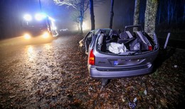 Dramatischer Unfall: Auto kommt von Fahrbahn ab und kracht gegen Baum