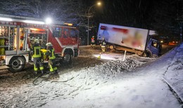 Schneeglatte Straße: Schneepflug und Lkw kollidieren - Mann schwer verletzt