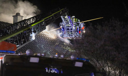 Mülltonnenbrand greift auf Dachstuhl: Feuerwehr kann Schlimmeres verhindern