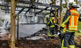 Feuer in Neuhof: Stroh in Pferdeunterstand gerät in Brand