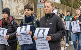 Gedenkmarsch von Fuldaer Schülern für 118 deportierte Sinti und Roma