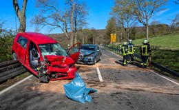 Tödlicher Unfall auf der B 276: Fahrerin (30) prallt mit Daihatsu gegen BMW