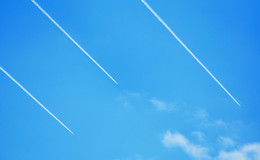 Was sind das für Flugzeuge? - Drei parallele Kondensstreifen sichtbar