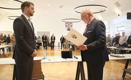 Hessens jüngster Bürgermeister: Julian Kempka (26) in der Festhalle vereidigt