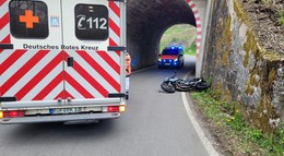 Schwerer Unfall auf der Kreisstraße: Motorradfahrer gestürzt