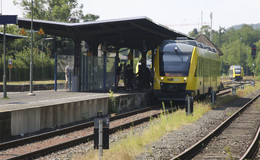 Unbekannte Täter besprühen abgestellte Züge im Bahnhof