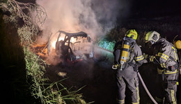 Auto auf Feldweg in Brand geraten - Feuerwehr verhindert Ausbreitung