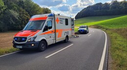 Motorradfahrerin stürzt Abhang hinab - Biker leisten erste Hilfe