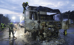 Fahrerhaus von Müll-Laster am Hattenbacher Dreieck ausgebrannt