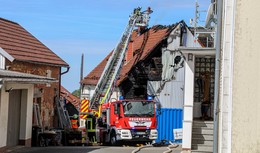 Durch Abflammgerät: Dachstuhl in Herchenhain in Flammen