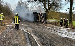 Holzlaster kippt um und fängt Feuer - Rund 150.000 Euro Schaden