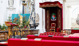 Verzicht auf Zierdach über dem Sitz des Bischofs im Altarraum