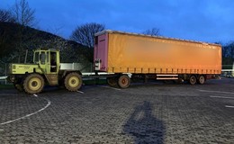 Schnell und unsicher: Gespann aus Traktor und altem Laster gestoppt