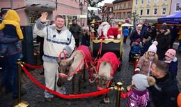 Nikolaus und Rentiere zu Gast in Hünfeld: Adventsmarkt hat wieder viel zu bieten