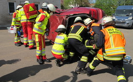 Feuerwehr übt Technische Hilfeleistung: zwei Personen gerettet