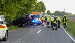 Tödlicher Verkehrsunfall: BMW kommt von Fahrbahn ab und landet auf Dach
